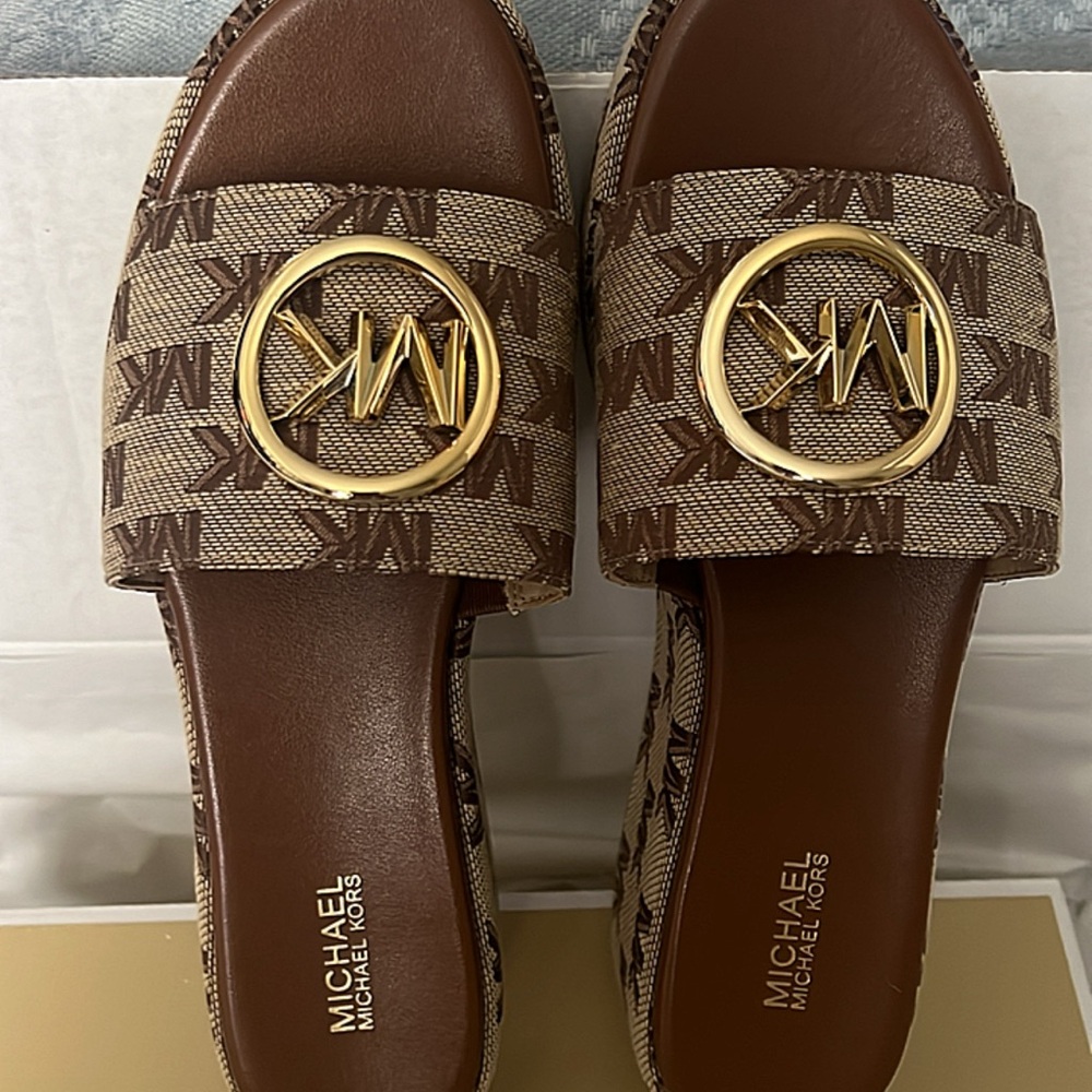 Brand new Michael kors wedge never worn size 7